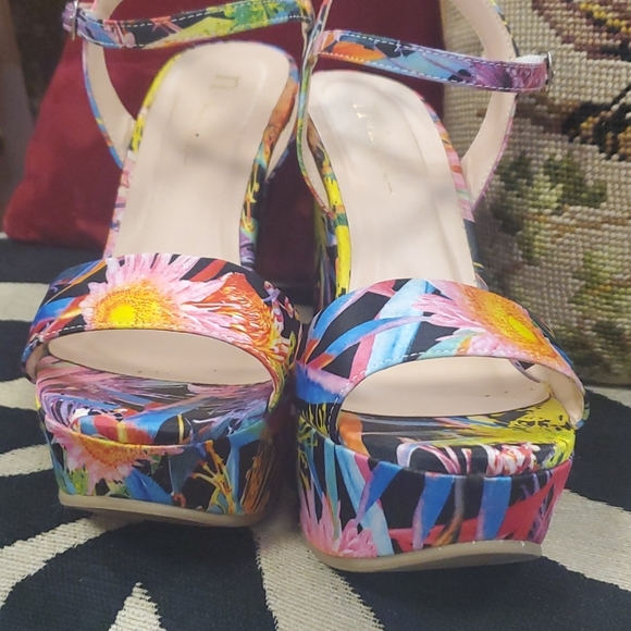 Nicole Miller floral platforms - Picture 3 of 9
